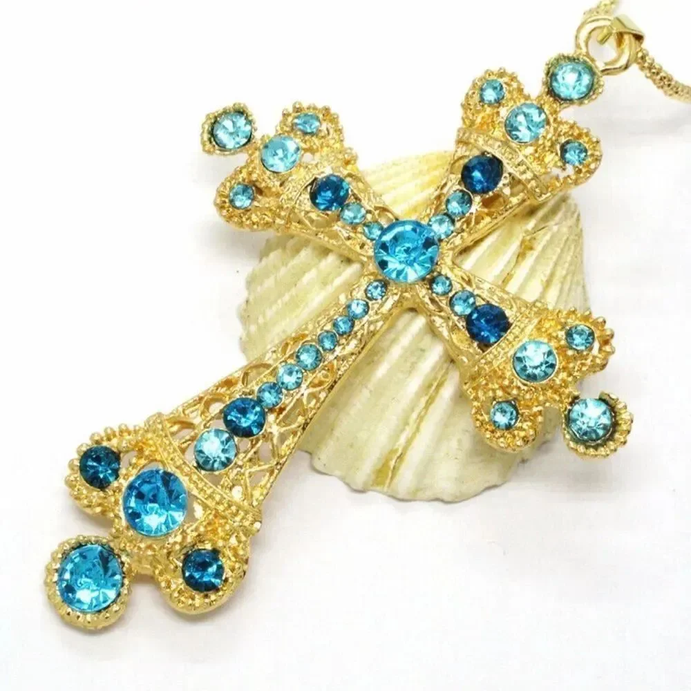 ✨ Betsey Johnson stunning crystal embellished cross necklace/pendant ✨